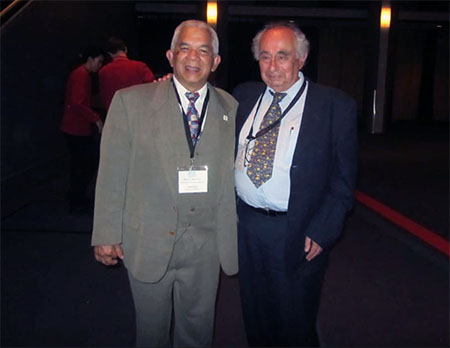 El profesor Aguilar con el profesor Arturo Marcano tras recibir la distinción de Miembro Honorario de la IAHR durante el 34º Congreso Mundial de la IAHR en Brisbane, Australia, en julio de 2011.