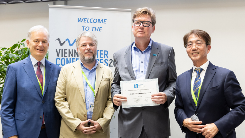 Hans-Peter Hasenbichler, CEO of Viadonau, receives the 5th IAHR Industry and Innovation Award. 