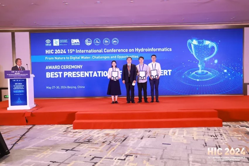 Awarding the Best Presentation of Young Expert 