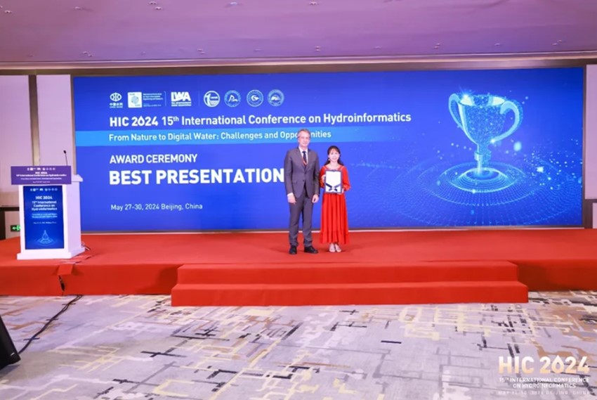 Awarding the Best Presentation